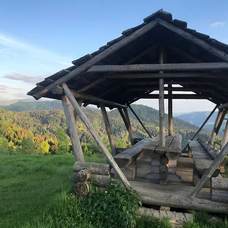 біля ріки