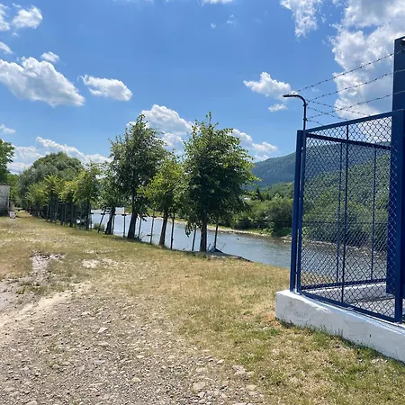 біля ріки شقة *